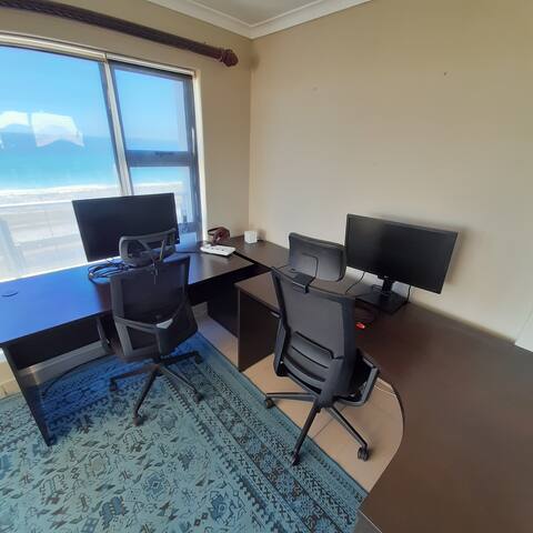 Jacuzzi Penthouse | Extra desks to Work-From-Home gallery image 4