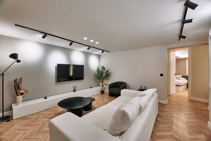 Location, Luxury & Style Best 5Bed in Madrid gallery image 3