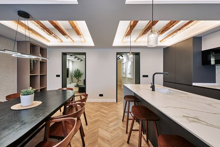 Location, Luxury & Style Best 5Bed in Madrid gallery image 2