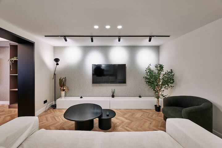 Location, Luxury & Style Best 5Bed in Madrid gallery image 4