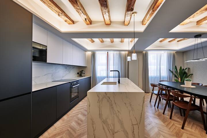 Location, Luxury & Style Best 5Bed in Madrid gallery image 5