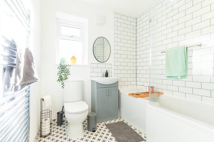 Newly Renovated 5 Bed + 5 Bath! gallery image 3