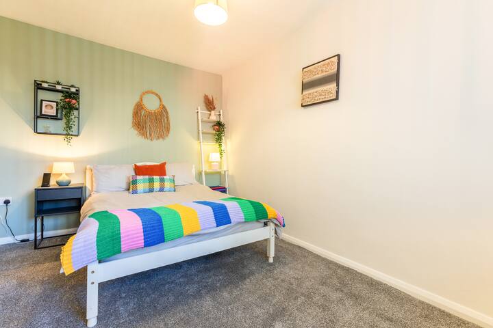 Newly Renovated 5 Bed + 5 Bath! gallery image 5