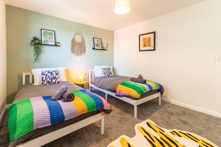 Newly Renovated 5 Bed + 5 Bath! gallery image 2