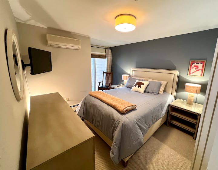 Spálňa s manželskou posteľou Queen s TV a malou súkromnou terasou