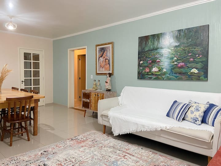 Sala espaçosa e aconchegante com  1 sofás cama. 