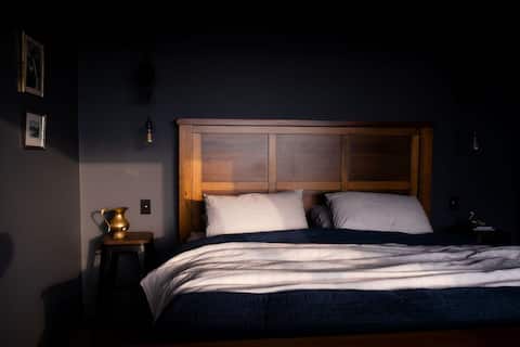 Stunning couples getaway - Outdoor cinema and fire