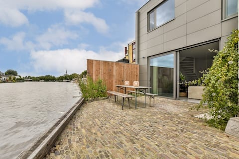 Luxurious residence along  the Old Rijn