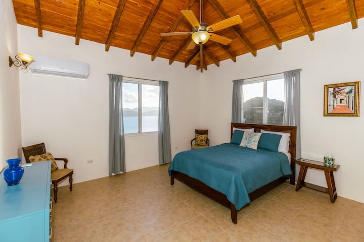 Blues iz snova u našem glavnom apartmanu učinit će da sve svoje brige ostavite iza sebe! To je savršen način da završite i započnete dan. 