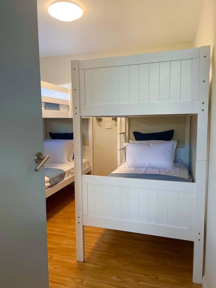 Მე-3 საძინებელში არის ერთადგილიანი ბუნკერების ორი (2) კომპლექტი. Მას შეუძლია მაქსიმუმ ორი (2) ზრდასრული და ორი (2) ბავშვის დაძინება 