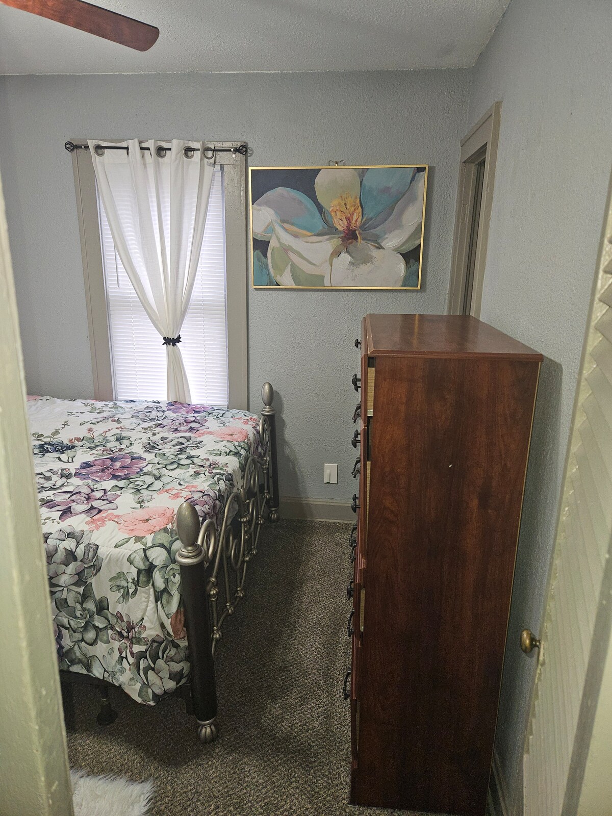 Krevat "Queen Size" me dollap të gjatë dhe dollap të gjerë. Ndriçim natyror 