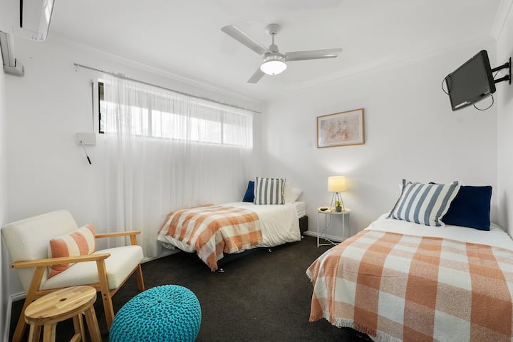 חדר שינה 2 עם שתי מיטות יחיד. ניתן להגדיר גם מיטת קינג סייז