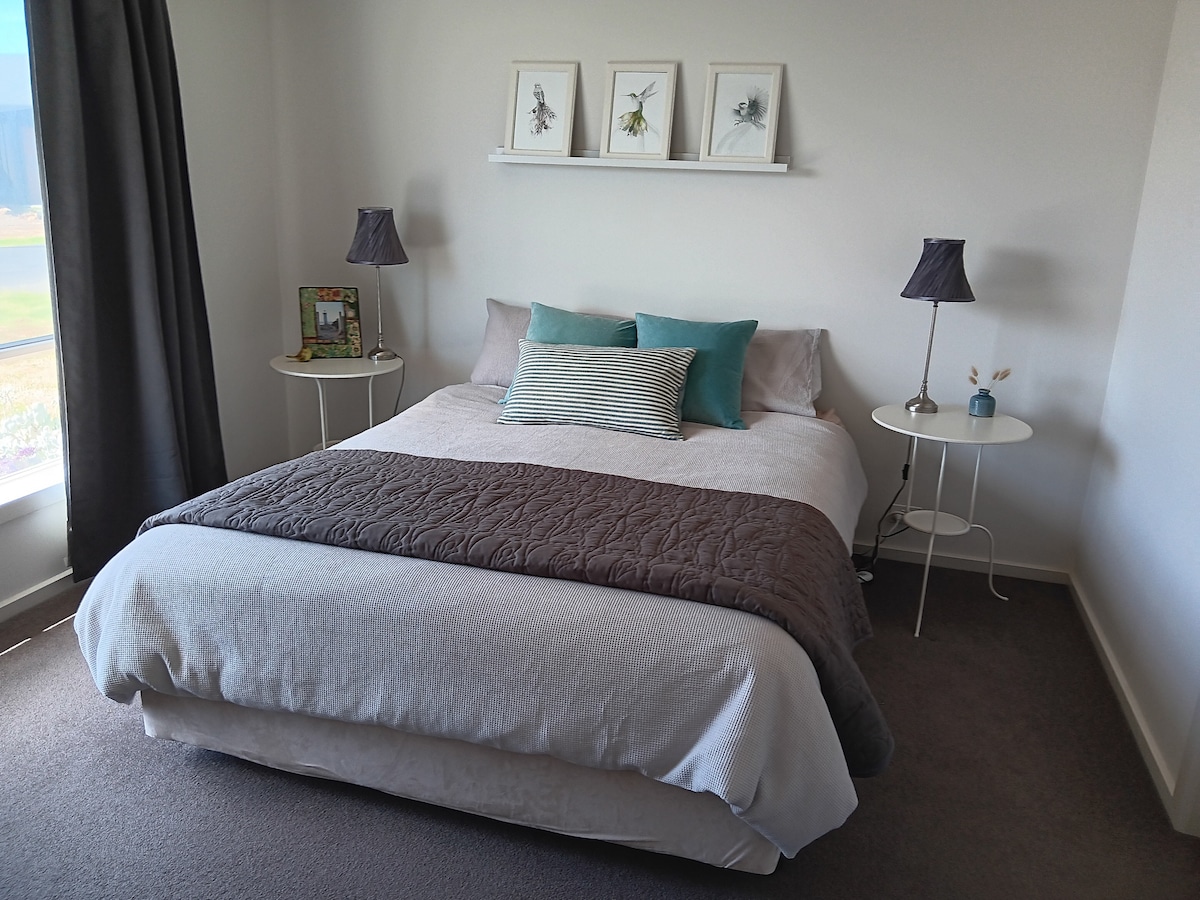 Საძინებელი 1 ორადგილიანი საწოლი დამხმარე სააბაზანოთი