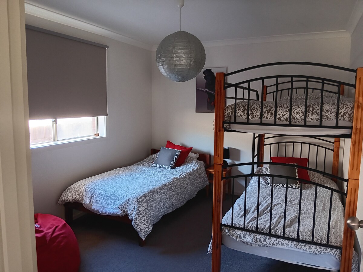 Საძინებელი 3 ერთადგილიანი საწოლი და ბუნკები