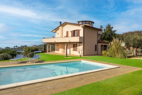 Private villa w/lake view & pool, VacaVilla Excl.