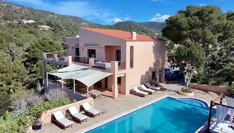 Villa with a private pool in Cala Vadella