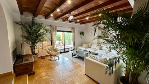 Airbnb con mejor rendimiento: Villa with Private Pool and Jacuzzi, Cala Vadella en Sant Josep De Sa Talaia
