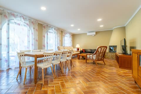 Airbnb con mejor rendimiento: 5 Bedroom Villa, Private Pool, 100 m to the Beach en Mont Roig Del Camp