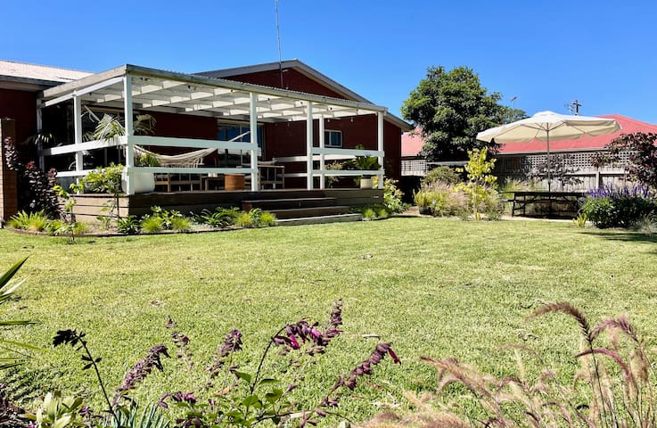 Hidden Villa – stylish retreat near beach & shops