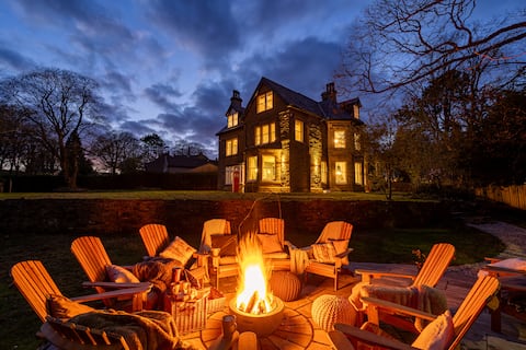 Huge 11 Bed House in Buxton w/ Hot Tub/Parking/BBQ