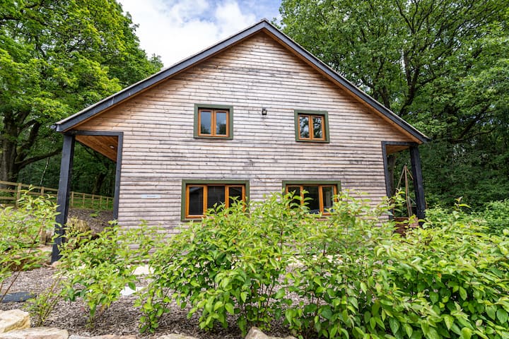 Errwood; Woodland Lodge With Hot Tubs For 14 - Derbyshire