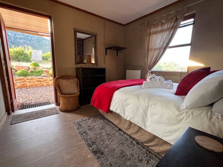 غرفة نوم لارك مع إمكانية الوصول إلى المقاعد الخارجية وإطلالة على قمة كماناسي وكهفنا