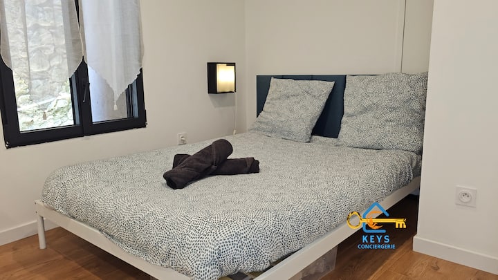 นอนหลับอย่างสงบในห้องนอนที่สว่างและทันสมัยนี้ ใช้ประโยชน์จากแสงไฟอ่อนๆเพื่อผ่อนคลายหลังวันที่วุ่นวาย