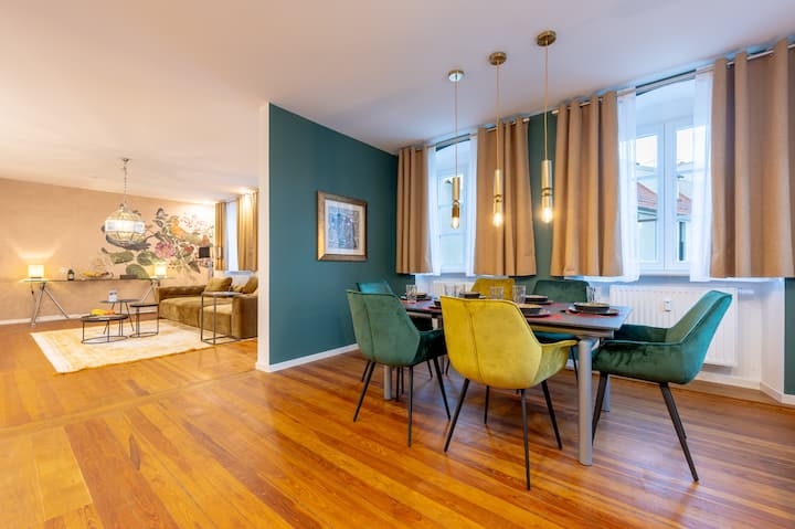 LiT LiVING Luxury | 5BR | Rainfallshower | Netflix