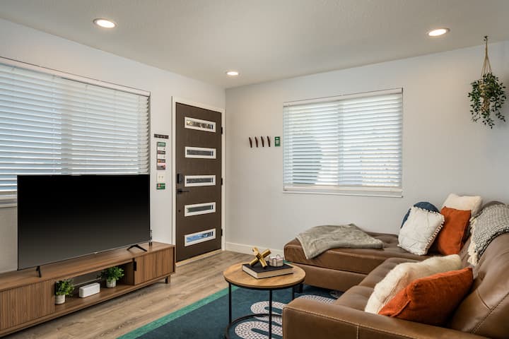 La luz natural llena esta cómoda sala de estar, ideal para ver una película o acurrucarse con un libro.