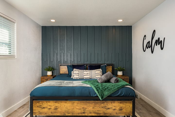 Esta habitación te invita a relajarte por completo, con un ambiente tranquilo, una iluminación elegante y una cómoda cama tamaño queen esperándote.