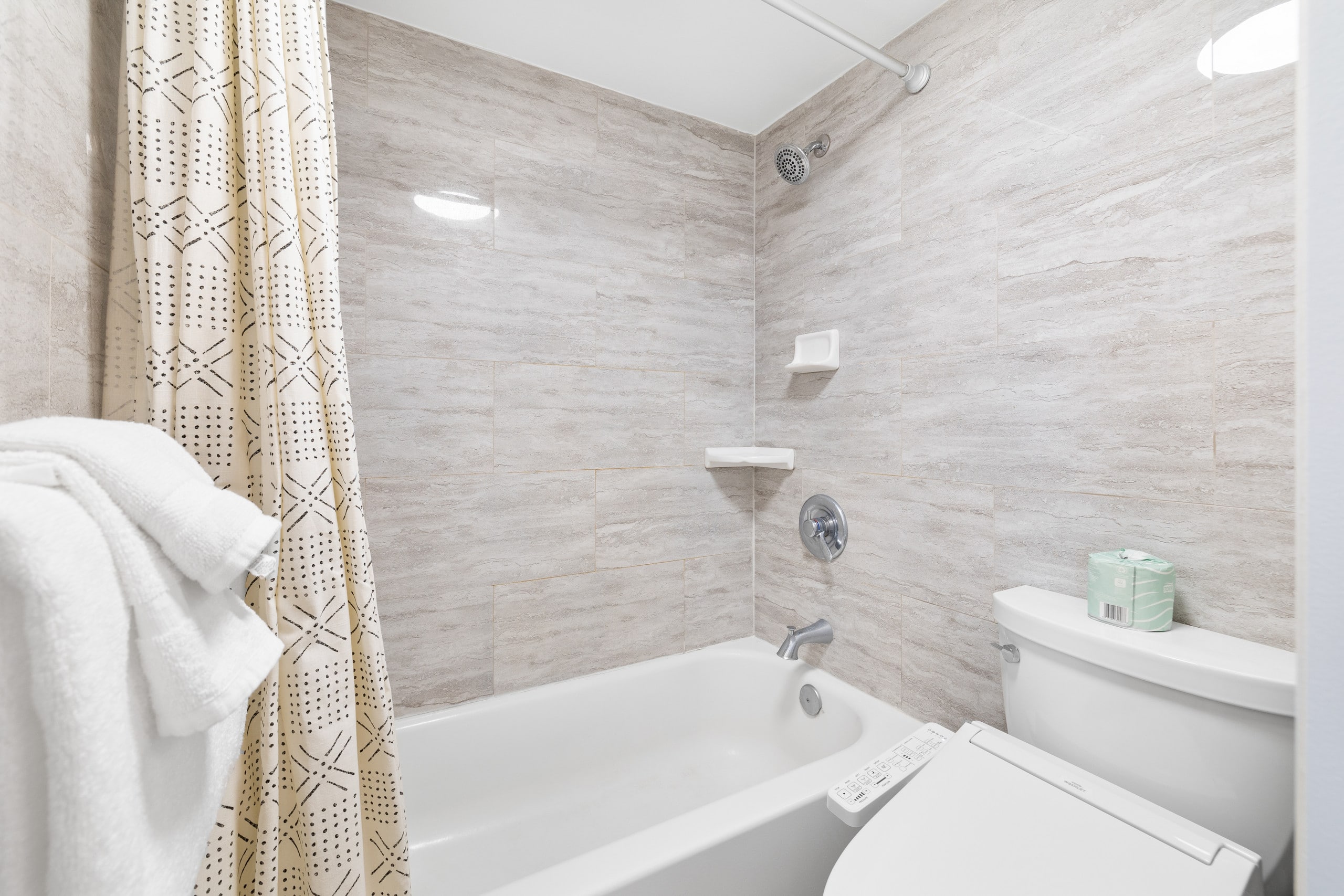 Condo in Honolulu · ★4.97 · 1 bedroom · 2 beds · 1 private bath - Image 25