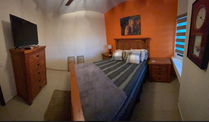 në pritje të fotografive të reja për këtë dhomë.  Arti i murit po ripunohet