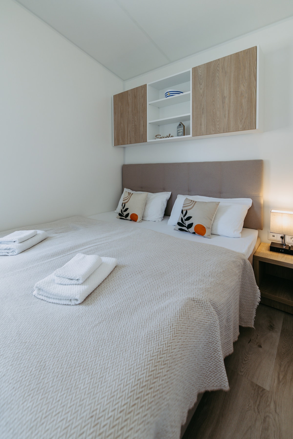There is a king-size bed (180 cm), a workstation and large closets. At the bedside table, you will find a power outlet as well as USB connections and a practical storage space for smartphones (integrated in the lamp).

Photo © wearegiving