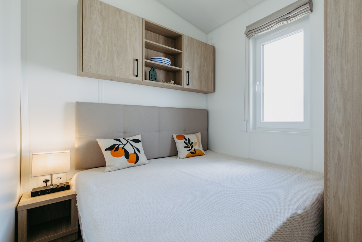 Bedroom 2 can be used either as a queen size bed (140cm) or in the form of 2 single beds (2x70cm). Here, you can easily place the nightstand in the middle of the two beds.

Photo © wearegiving