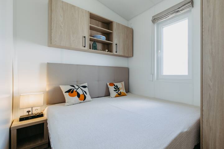 Bedroom 2 can be used either as a queen size bed (140cm) or in the form of 2 single beds (2x70cm). Here, you can easily place the nightstand in the middle of the two beds.

Photo © wearegiving