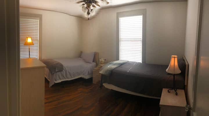 една спалня с 2 легла.