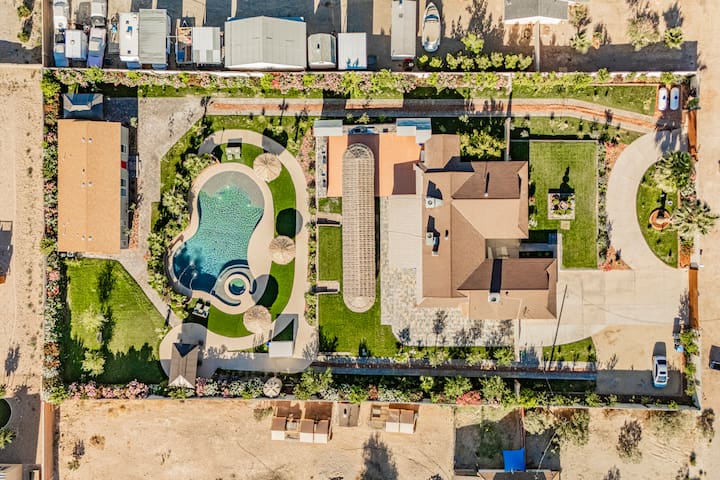 Tropical Villa! 5 mins 2 Strip! Weddings Allowed! gallery image 3