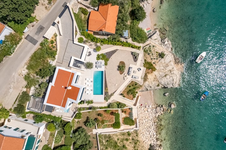 Beachfront Luxury Villa with Pool