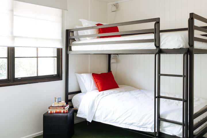 Двуетажните легла са с двоен размер, достатъчно дълги, за да се разтягат.