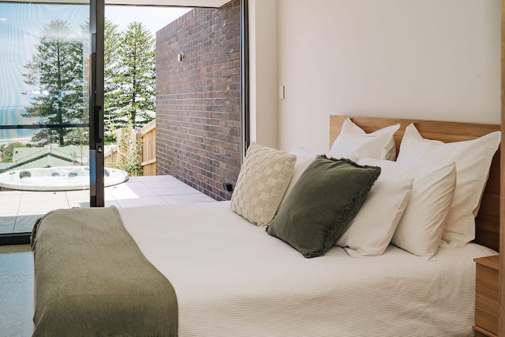 La chambre 2 offre un accès direct à la cour arrière et au spa bouillonnant.