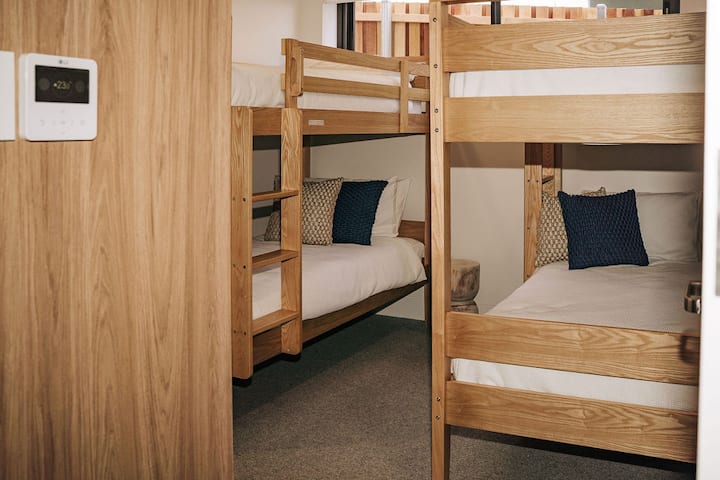 La chambre superposée peut accueillir confortablement 4 personnes. Conçue pour les adultes ou les enfants ; la chambre superposée dispose de lits superposés robustes et d'un panier de livres et de jouets pour enfants.