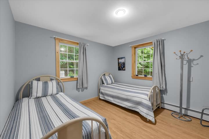 Dormitorio secundario con dos camas individuales.