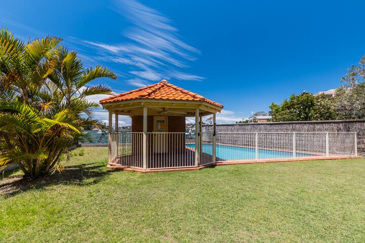 Stunning waterfront pl with swimpool &harbour view gallery image 3