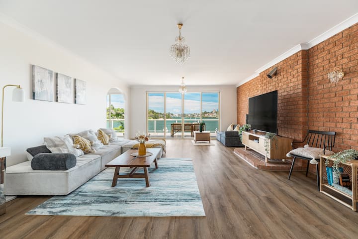 Stunning waterfront pl with swimpool &harbour view