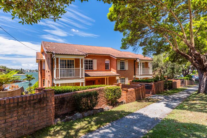 Stunning waterfront pl with swimpool &harbour view gallery image 2