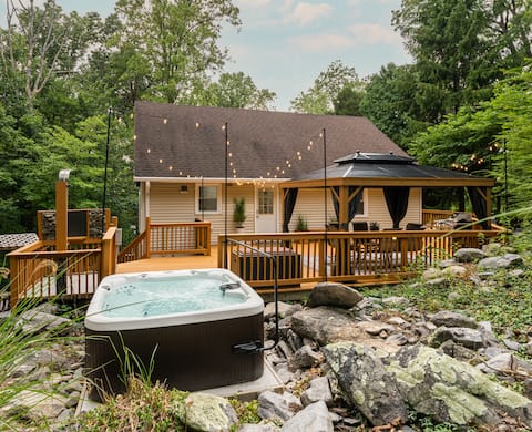 Mountainside Retreat: Hot tub,Arcade, Theater,Pets