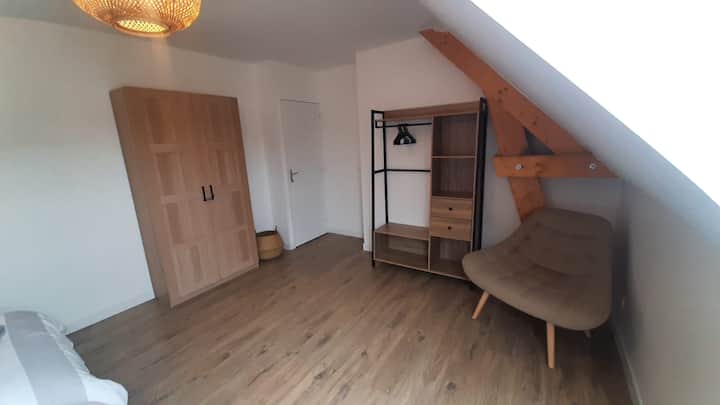 Chambre 3 avec 2 lits simples pouvant être joins.
Penderie et rangements