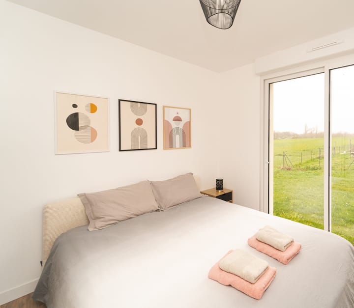 Chambre du rez-de-chaussée avec sa salle d'eau privative et vue sur les champs