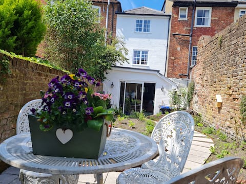 Cathedral Views Period Townhouse w/ Free Parking