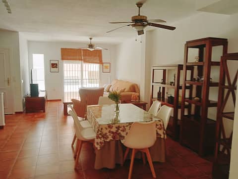 Anuncio de Airbnb popular: Family house next to the beach en Roquetas De Mar